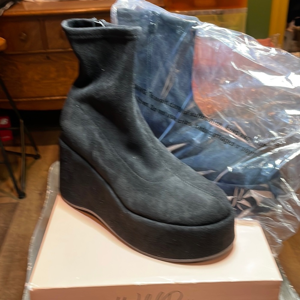 Wild pair NIB 🌑 black platform, booty man-made suede, upper and lower size 9